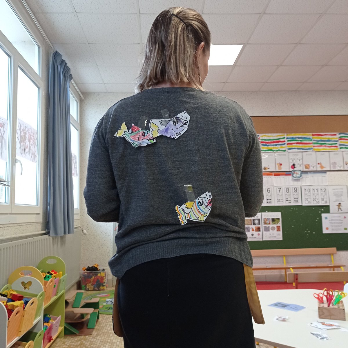 ChamEcole's tweet photo. Découpage, coloriage ... Et amusement assuré ! Tellement heureux de coller des poissons dans le dos des camarades, des adultes  de l'école et de maîtresse #1eravril https://t.co/d6f4efpp2E