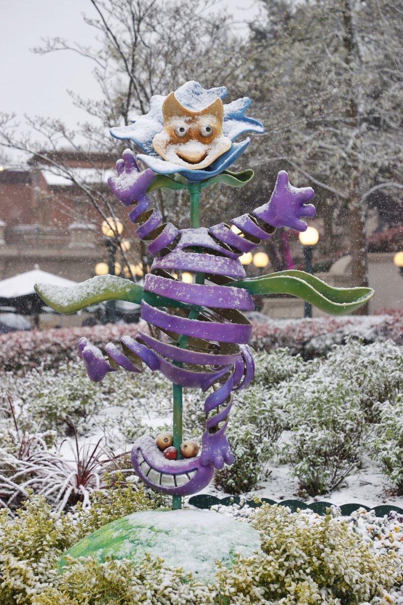 ValeDisneyDLP's tweet photo. Let it snow ❄️ #DisneylandParis30 https://t.co/GSFepS92C7