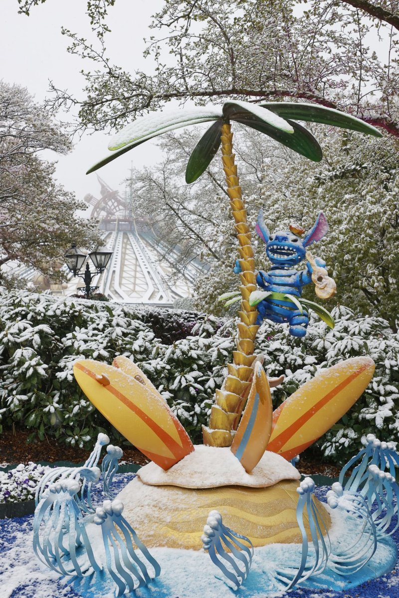 ValeDisneyDLP's tweet photo. Let it snow ❄️ #DisneylandParis30 https://t.co/GSFepS92C7