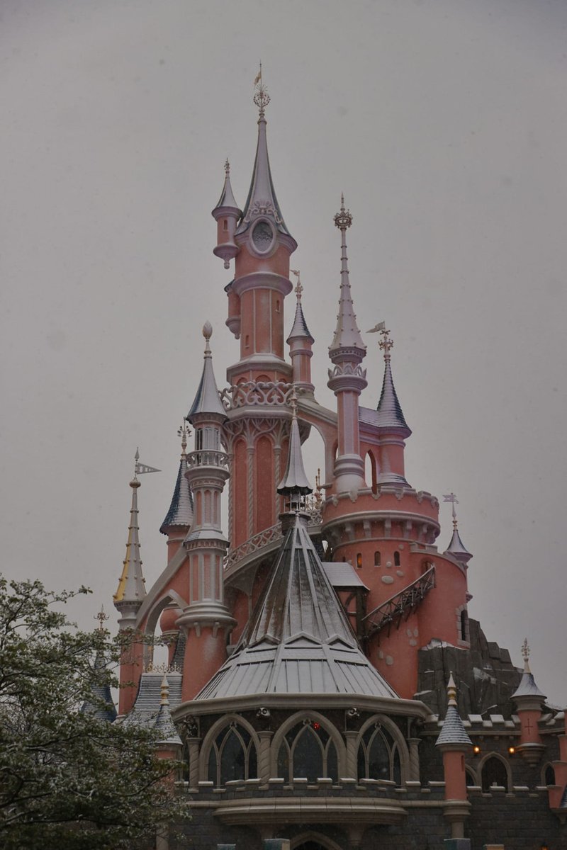 ValeDisneyDLP's tweet photo. Let it snow ❄️ #DisneylandParis30 https://t.co/GSFepS92C7