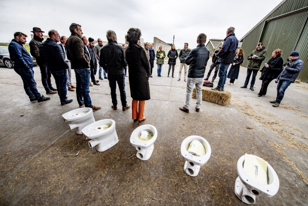 BoerenNatuurFRL's tweet photo. Dit is geen 1 april grap, maar serious shit! 

Een lange rij stond afgelopen wk in de rij voor het composttoilet. Onder het motto ‘Give A Shit’ sloten boeren en bestuurders op symbolische wijze het gat in de kringloop. 

@CirculairFRL @fmf_frl 

Lees meer: https://t.co/Pe6lKBxDKs https://t.co/W18acjo2pH