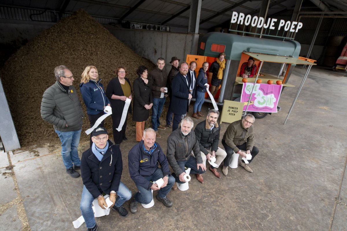 BoerenNatuurFRL's tweet photo. Dit is geen 1 april grap, maar serious shit! 

Een lange rij stond afgelopen wk in de rij voor het composttoilet. Onder het motto ‘Give A Shit’ sloten boeren en bestuurders op symbolische wijze het gat in de kringloop. 

@CirculairFRL @fmf_frl 

Lees meer: https://t.co/Pe6lKBxDKs https://t.co/W18acjo2pH