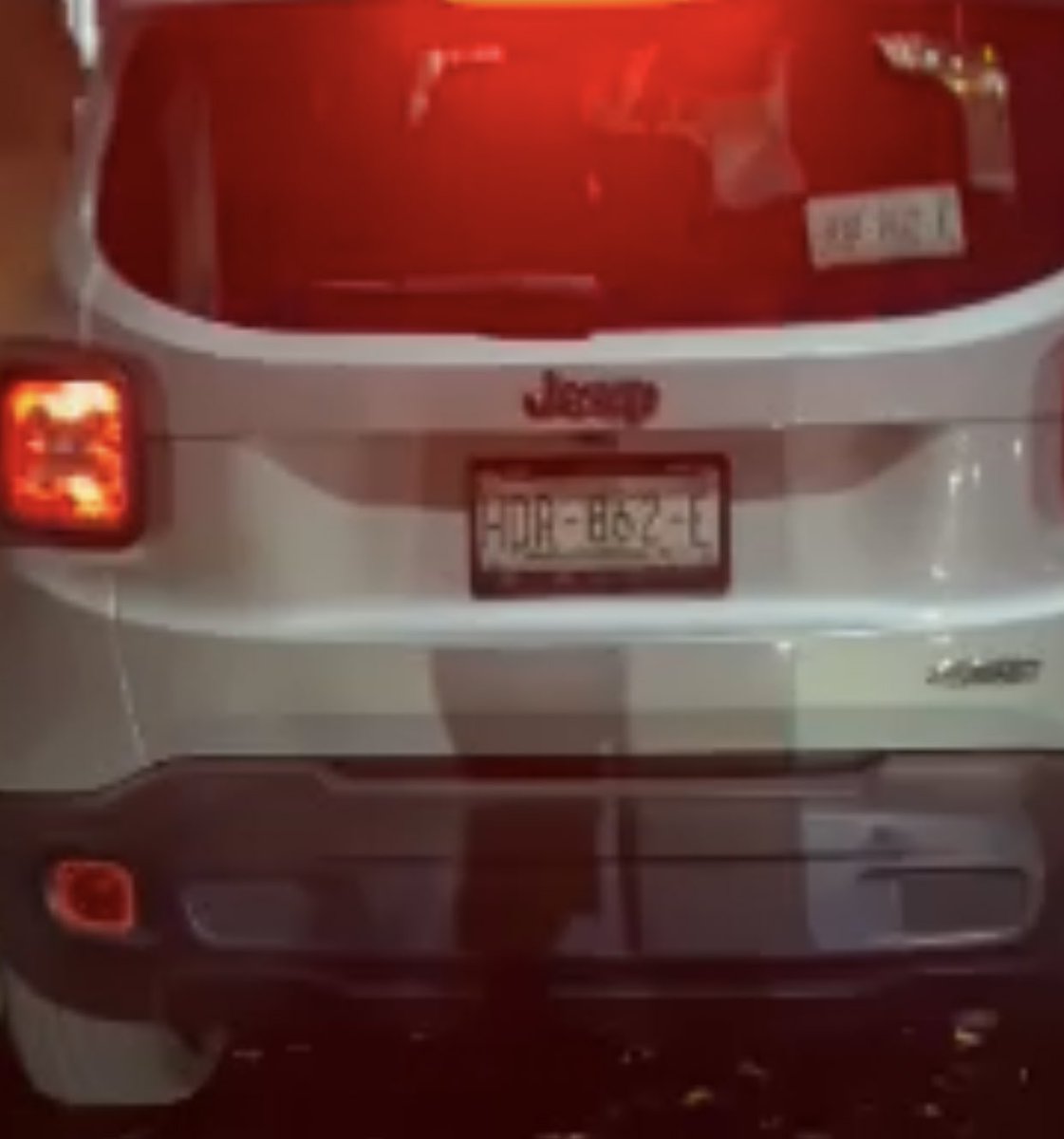 JuliusAlvCampbe's tweet photo. Tengan cuidado, camioneta jeep renegado con placas HDR-B62-E anda cristaleando carros en la colonia reforma y la autoridad @MunicipioSeguro brilla por su ausencia será a casa qué hay complicidad ?? https://t.co/JJgTBjMz3p