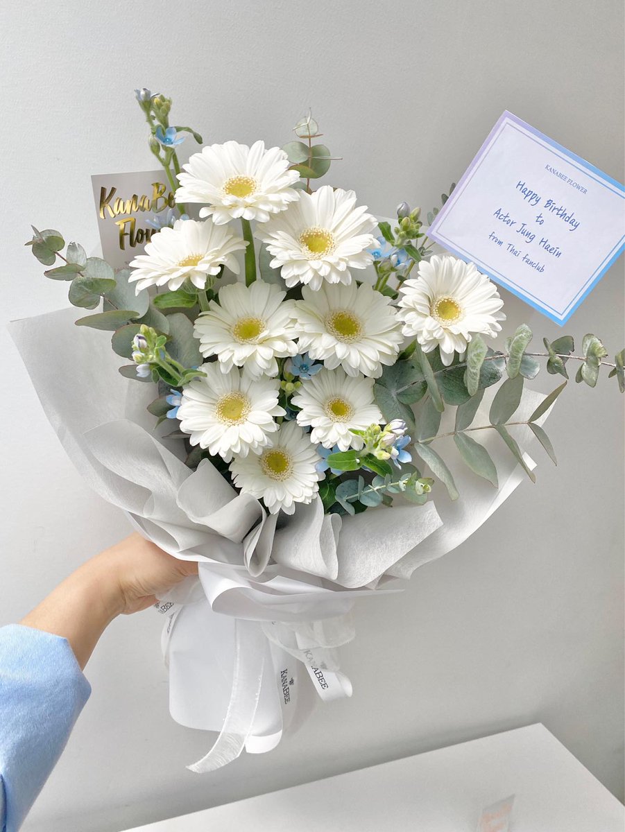 LittleFatJo's tweet photo. 𝒥𝓊𝓃𝑔 𝐻𝒶𝑒𝒾𝓃 𝐵𝒾𝓇𝓉𝒽𝒹𝒶𝓎 𝓅𝓇❁𝒿𝑒𝒸𝓉 (3)
#35WISHESFORHAEIN  #HAPPY_HAEIN_DAY 

ในที่สุดโปรเจคนี้ก็คอมพลีท ปีนี้ได้ส่งของขวัญเป็นแว่น DIOR กับช่อดอกไม้ไปให้พี่แฮอินในนาม Thai Fanclub ร่วมกับ @jeedebob และขอบคุณทุกคนที่ช่วยเราเลือกแบบแว่น Dior นะคะ  #ฮยลโรรีวิว https://t.co/dX5kgaoEp4