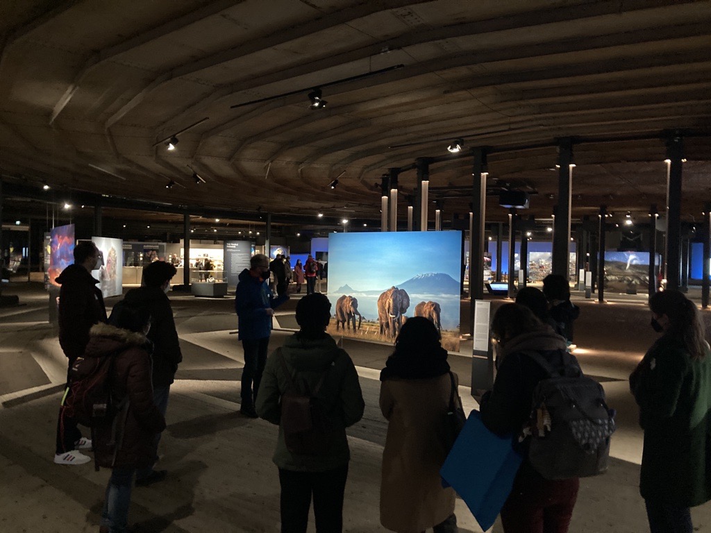 MercatorDE's tweet photo. Gestern fand endlich wieder ein Netzwerktreffen unserer #MercatorAlumni in Präsenz statt! Wir haben die Ausstellung “Ein zerbrechliches Paradies” im @Gasometer_OB besucht. Beim anschließenden Essen gab es Gelegenheit zum Austausch.
Mehr Termine bald auf https://t.co/JPY15iCv9T. https://t.co/ov5Cl1PQch