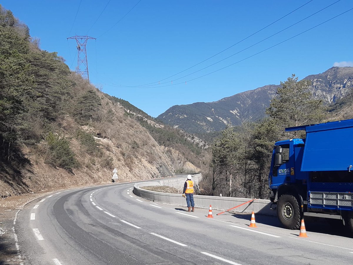 BOUVIERO6's tweet photo. Il ne neige pas chez @enedis_coteazur, ambiance grand bleu 💙'ATis 06 est sur le terrain pour finaliser son projet aux côtés des collègues de la BO avec la mise en service d'un beau chantier!Merci @Cduverneuil pour ce suivi professionnel et engagé #presenceterrain #servicepublic https://t.co/r8mumPWaKQ
