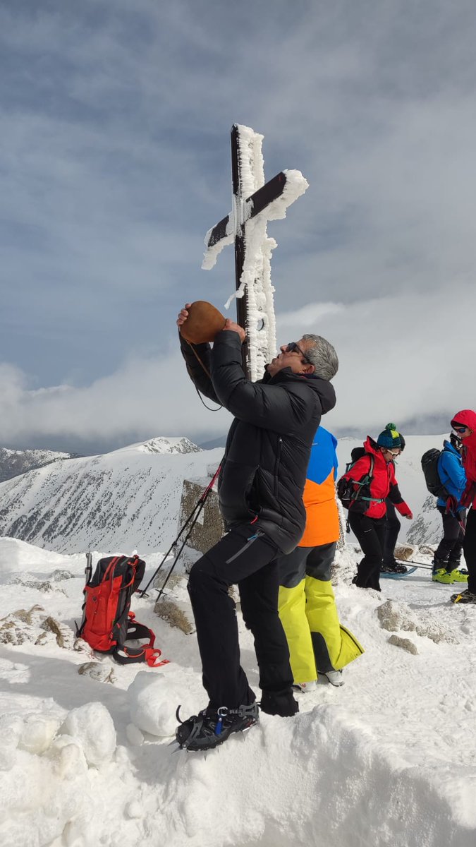 garrafrunners's tweet photo. Aprofitant aquests dies de fred, alguns dels nostres socis i sòcies van pujar al Pic de Bastiments al #Pirineu🏔️ Mireu quines fotos ens van compartir! #Gavà @FEEC_cat https://t.co/RcoVpVSxrJ