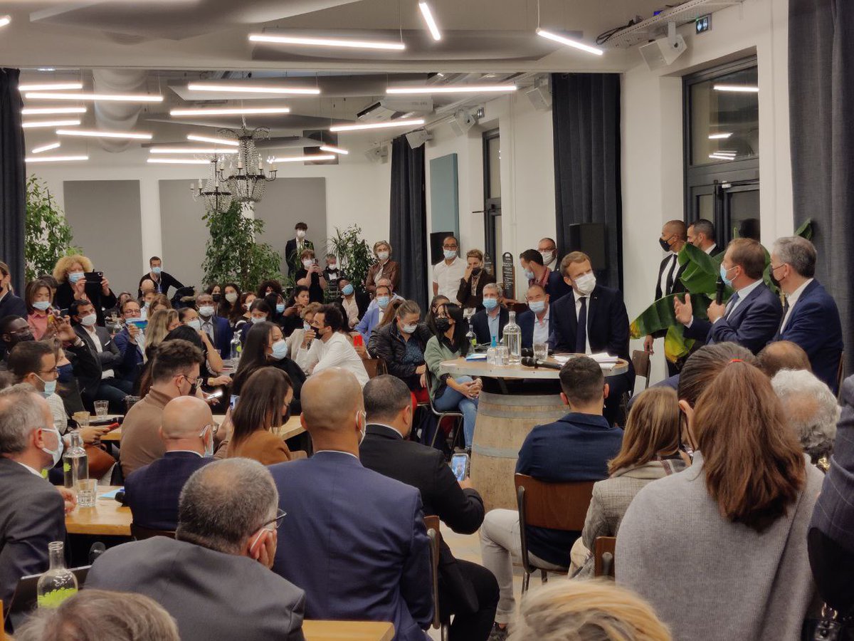 ALouisMars's tweet photo. 5/8 Pour donner des perspectives aux jeunes de #Marseille et les sortir du miroir aux alouettes des #trafics, nous avons lancé au #Cloitre les carrefours de l’entrepreneuriat et le capital-jeunés créateurs. En #France, le chômage est au + bas grâce à la politique du gouvernement https://t.co/h8z3EonJpR