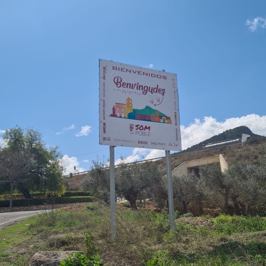 🔊 DONEM LA BENVINGUDA EN DIVERSES LLENGÜES 🌏

Així llueix el cartell instal·lat a l'entrada del poble per a donar la benvinguda a tota la gent que ens visita i al veïnat que torna a casa 🏘️🏞️

#LaFontSomAcollida
#VineIdescobreix