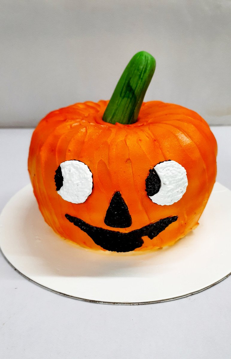 MakeMakerCakes1's tweet photo. #Makemakercakes #pumpkin #pumpkincake #kaddu #birthdaycake #cakesofinstagram #caketutorial #cakedesign #cakeart #cakelover #cakedecorating #cakemasters #bakingcake #cakes https://t.co/0dhwPmrEhn