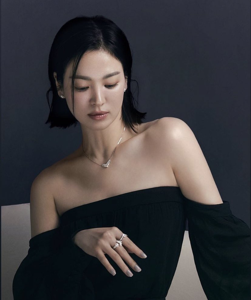 kyorgeous's tweet photo. she’s so hot 🔥 #SongHyeKyo #송혜교 https://t.co/DnhYEMT5nE