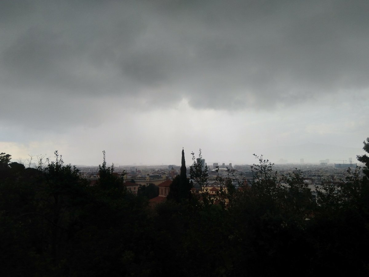esthersole's tweet photo. Ahir vaig tenir el goig de tornar a la @fundaciomiro, a la inauguració de #LlegatMiró. Els trons em van acompanyar per uns jardins Laribal gairebé deserts. Les vistes sobre Barcelona amb la cortina de pluja a Collserola eren fabuloses.

El vespre prometia. https://t.co/x1h7lCE4US