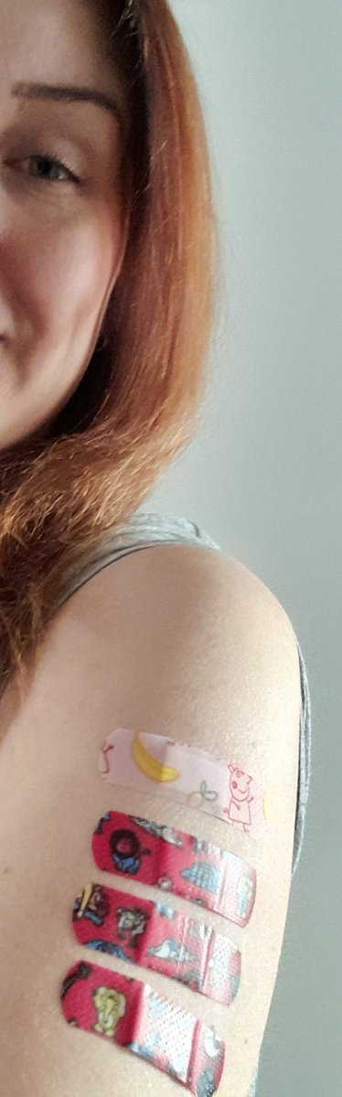 JohannaLeino3's tweet image. Sain neljä koronarokotusta kerralla! Ihanaa! Olinkin miettinyt miten saisin rokotetut kiinni, mutta onneksi rokottaja oli reilu. Vähän jännittää tuleeko tästä jotain veritulppaa, sydäriä tms., mutta minulle on kyllä vakuutettu, että nämä rokotteet on turvallisia ja tehokkaita. 🤔