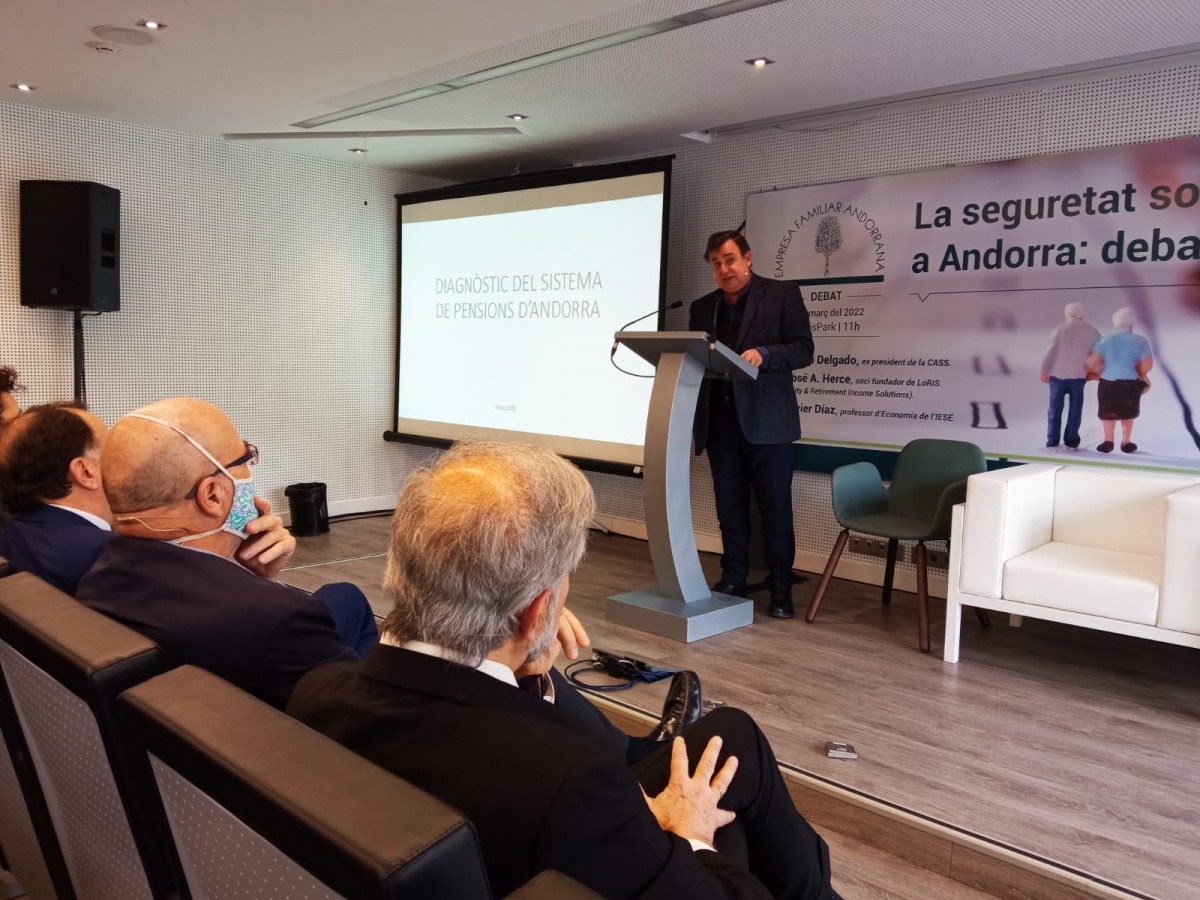 bondia's tweet photo. Els experts en pensions convidats per l’EFA reclamen una reforma urgent del sistema per evitar el col·lapse @AnyosPark @_Herce #jubilació #pensions #seguretatsocial #cotitzacions #Andorra https://t.co/T5M1OizFge https://t.co/g0tIDcBqUR