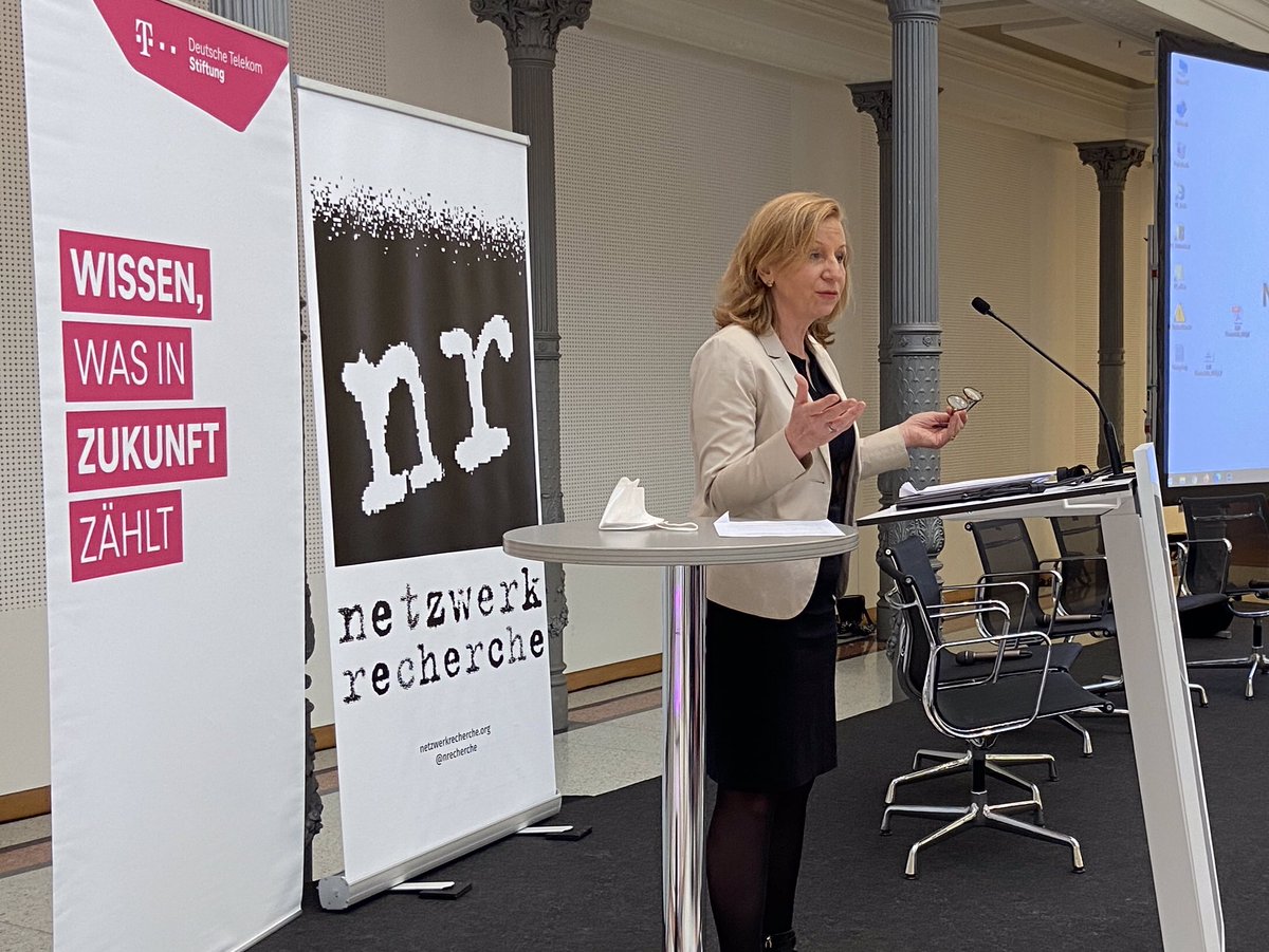 „Im Gewitter falscher Nachrichten schützt #Medienkompetenz davor, anfällig für Populisten zu werden.“ #RBB-Intendantin und #ARD-Vorsitzende Patricia Schlesinger bei der Tagung #jms22 in Berlin. @nrecherche