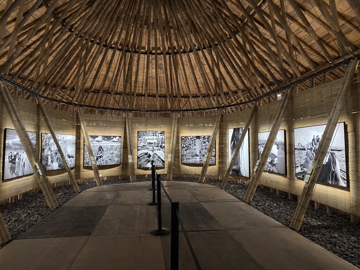 🗓️#ÀNePasManquer dès aujourd’hui &amp; jusqu’au 22/09 sur le parvis de #LaDéfense : l'expo photo de <a href="/SSalgadoGenesis/">Sebastião Salgado</a> sur le thème de l’#eau au sein du pavillon monumental en bambou #AquaMater, imaginé par l’architecte #SimonVelez &amp; construit par nos équipes📸➡️bit.ly/3L7xU0S