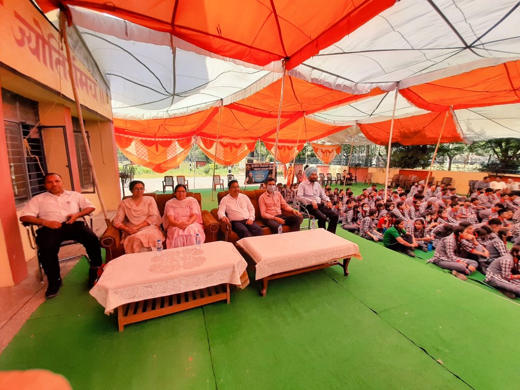 suranussi's tweet photo. केंद्रीय विद्यालय सूरानुस्सी में #परीक्षा_पे_चर्चा कार्यक्रम का सीधा प्रसारण देखते हुए समस्त छात्र और अध्यापकगण
#PPC2022
#KVS_HQ
#kvsrochd
@devakumar1965
#ExamWarriors https://t.co/S7LdK9TyS1