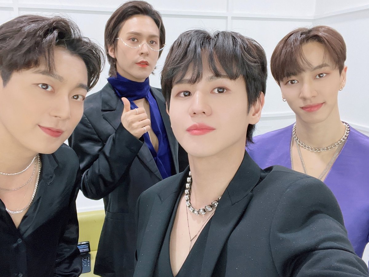 Highlight_AUent's tweet photo. 🗓 놓칠 수 없는 오늘의 하이라이트(Highlight)

✅ 17:00 [하이라이트] KBS 뮤직뱅크 (채널 KBS)

오늘도 역시👍!
거짓말 같은 실력🎤과
믿을 수 없는 비쥬얼😍로
꿈만 같은 무대🎪를 선물🎁해줄,
💡하이라이트의 DAYDREAM❣️
많은 기대 부탁드립니다🙏

#하이라이트 #윤두준 #양요섭 #이기광 #손동운 https://t.co/0DBHB1ikdd