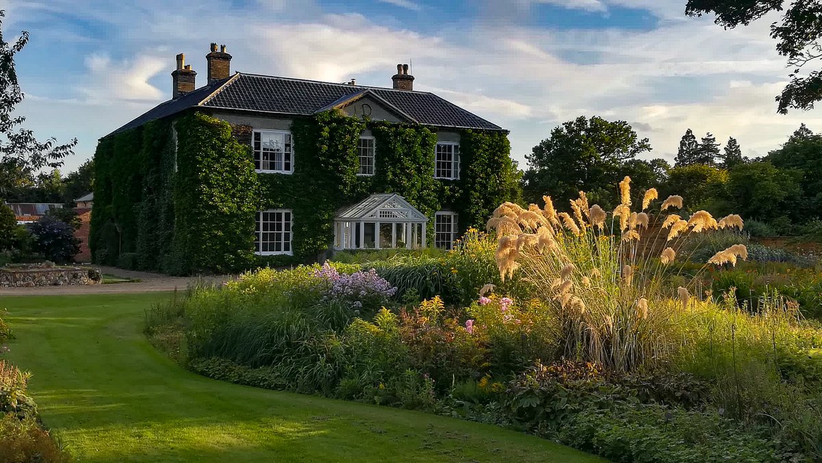 Historic_Houses's tweet photo. Voting for the 2022 Garden of the Year Award is officially.......OPEN! 🌳 #GOTY22

Vote here: https://t.co/GJamXIQkZC

Sponsored by @ChristiesInc, the 8 competing gardens for this year's award are: @AbbotsfordScott @BressinghamHall @GrimsthorpeC and Mount Ephraim Gardens... https://t.co/ntYoS6G3Eo