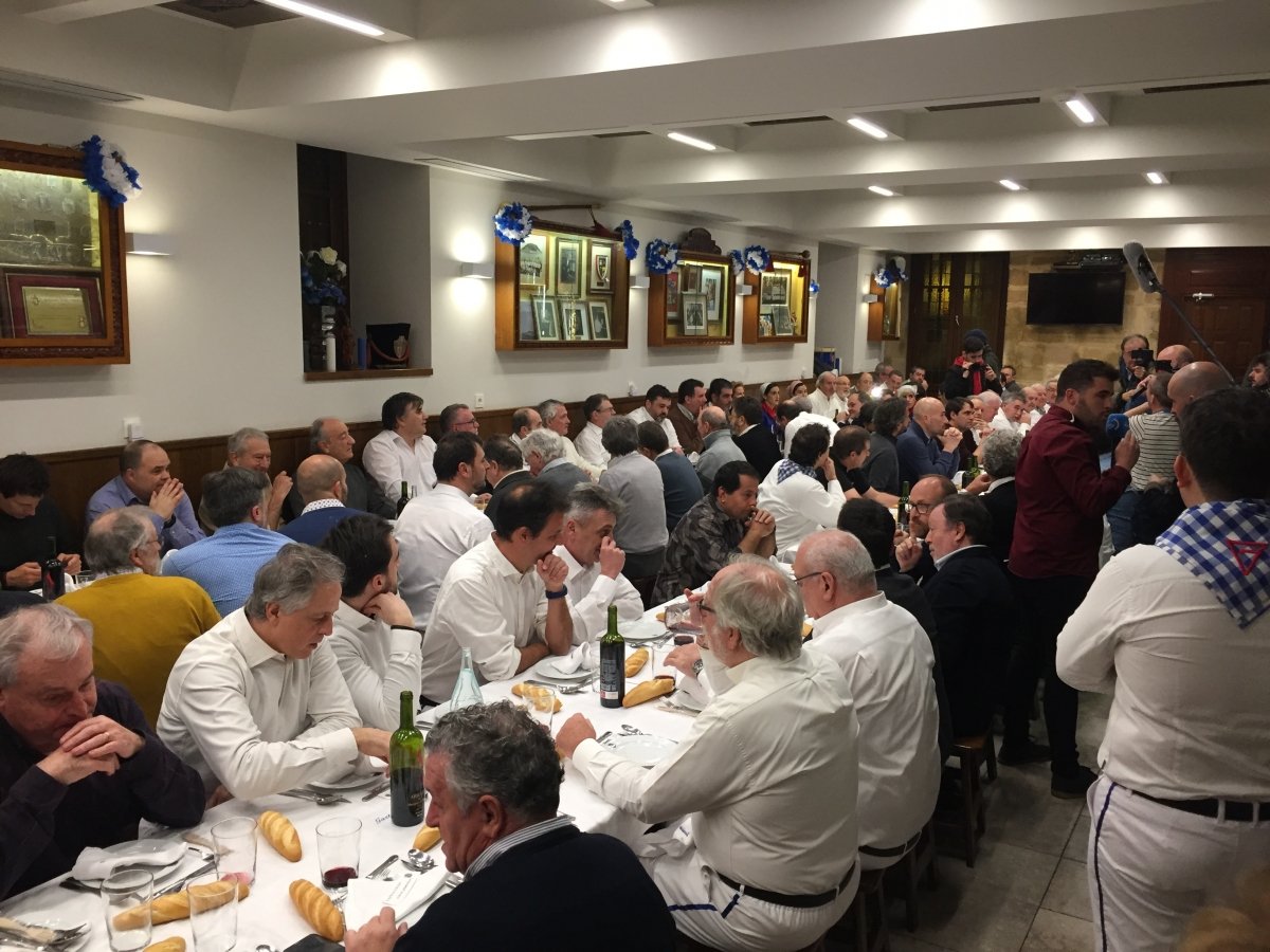 BonViveurSpain's tweet photo. 🍽🍷 Dos siglos después de su nacimiento, las #sociedadesgastronómicas o #txokos siguen siendo un emblema cultural y culinario en el #PaísVasco. ¡Descubrimos su pasado, presente y futuro, con @veromarland! 😉👉 https://t.co/3FabIpjETp
#gastronomía #cocinavasca #Bonviveur https://t.co/2QnjEC9DWd