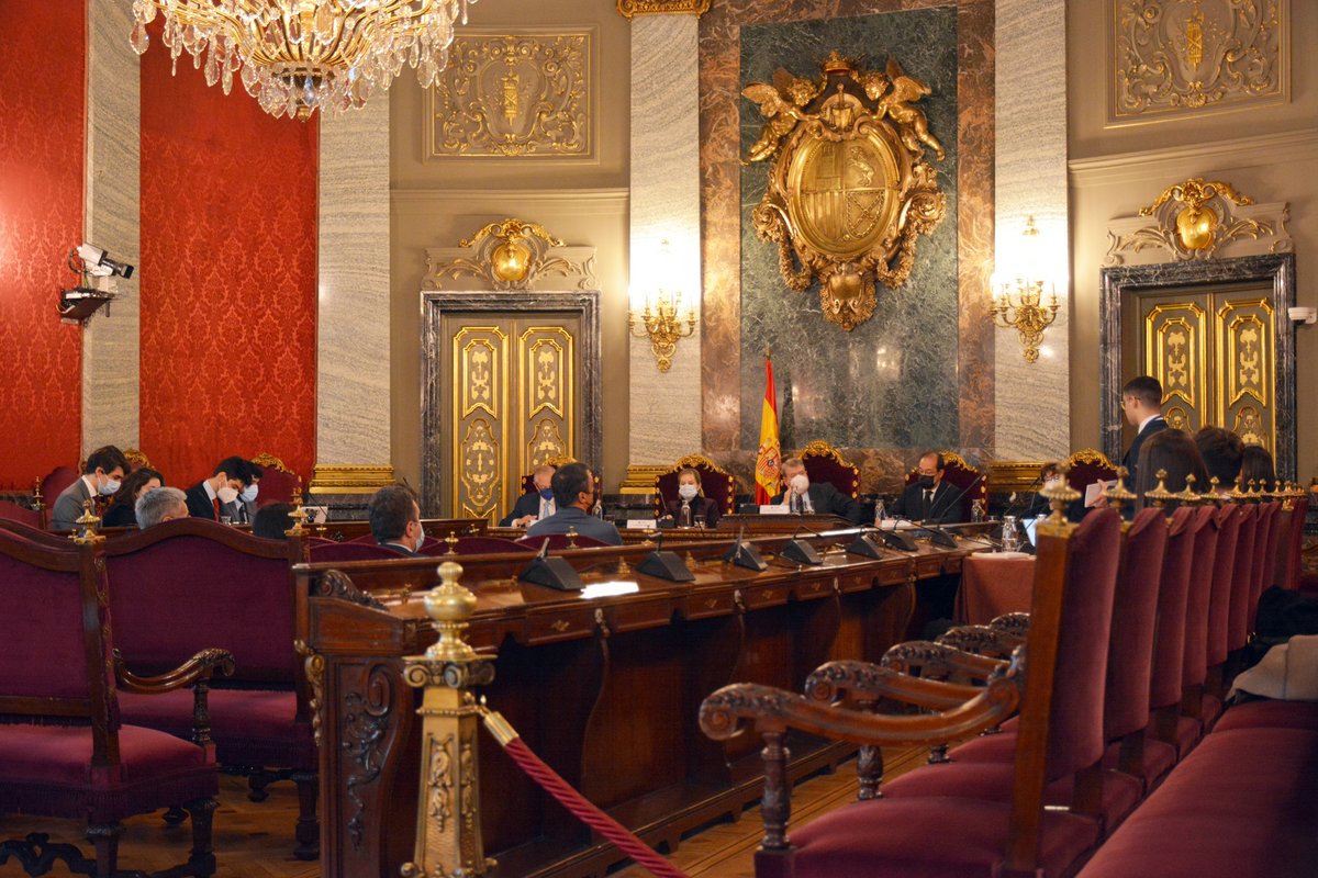 PoderJudicialEs's tweet photo. ⚖️ Hoy, en el Salón de Plenos del Tribunal Supremo, se está celebrando la final de la primera #MootCourt celebrada en España, organizada por la @aedeur, y dirigida a estudiantes del Grado en Derecho o Dobles Grados con Derecho de universidades españolas https://t.co/iwjSIvbjIN