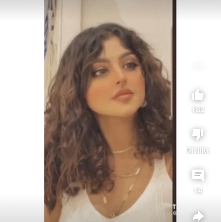 SorayaBenAli1's tweet photo. الحين هذي نجلاء عبدالعزيز محطمة القلوب و حديث الساعة الي يبي يتزوجها بوشهري الزق 🤣 على ايش ترند مب فاهمة يومين حديث السوشال ميديا من صورها حسستوني وجه سيندي كرافورد اقل من عادية لا كنت خلك راكض ورا فاطمة الانصاري احسن https://t.co/JOonHmqRHO