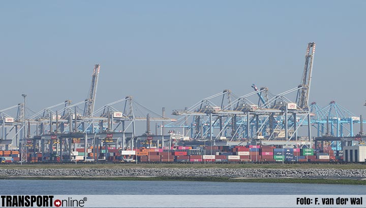 transportonline's tweet photo. Duizenden containers voor Rusland vast in haven Rotterdam https://t.co/DiTTb3ZtLQ #AllardCastelein #containers #exportverbod #Oekraïne #oorlog #Rotterdam #Rusland https://t.co/bmXWe2xjVH
