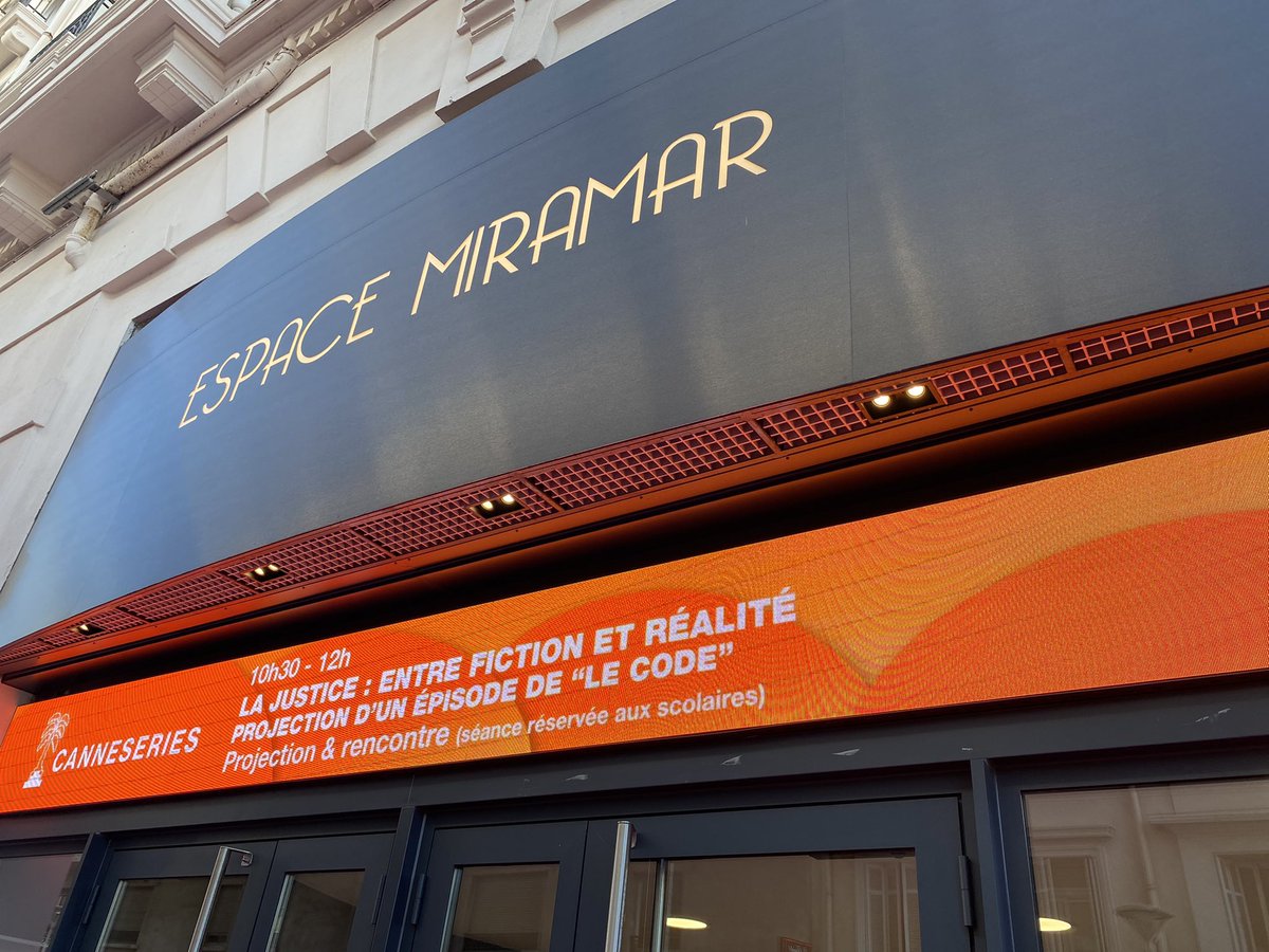villecannes's tweet photo. 🌴 Comme chaque année @CANNESERIES s’ouvre à #Miramar avec un public 100% scolaire dans le cadre de la politique 100% #EAC menée par la #MairieDeCannes. 

➡️ Diffusion de «le Code» et échanges sur la justice : entre fiction et réalité avec des représentants du parquet de Grasse. https://t.co/yzabW9T3pP