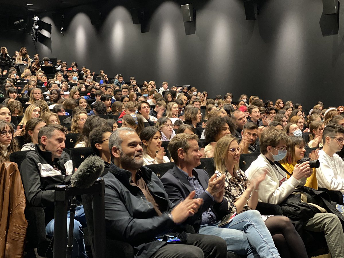 villecannes's tweet photo. 🌴 Comme chaque année @CANNESERIES s’ouvre à #Miramar avec un public 100% scolaire dans le cadre de la politique 100% #EAC menée par la #MairieDeCannes. 

➡️ Diffusion de «le Code» et échanges sur la justice : entre fiction et réalité avec des représentants du parquet de Grasse. https://t.co/yzabW9T3pP