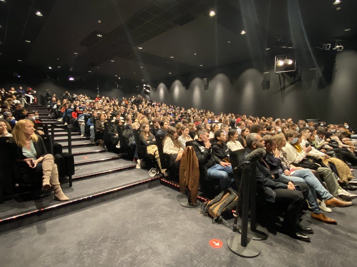 villecannes's tweet photo. 🌴 Comme chaque année @CANNESERIES s’ouvre à #Miramar avec un public 100% scolaire dans le cadre de la politique 100% #EAC menée par la #MairieDeCannes. 

➡️ Diffusion de «le Code» et échanges sur la justice : entre fiction et réalité avec des représentants du parquet de Grasse. https://t.co/yzabW9T3pP