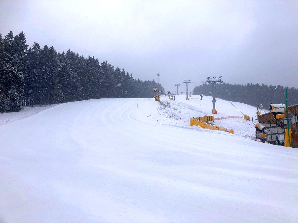 SkiliftWTB's tweet photo. Aufgestanden – und alles war wieder weiß!😍⛄
Bis zu 20 cm #Schnee könnten bis Montag fallen. ❄Und es wird nochmal richtig knackig kalt. Die Bedingungen sind wieder top! #skiliftkarussell #winterberg #wintersportarena #sauerland #wirliebendenwinter #aprilschnee #keinaprilscherz https://t.co/g0glqUPSQC