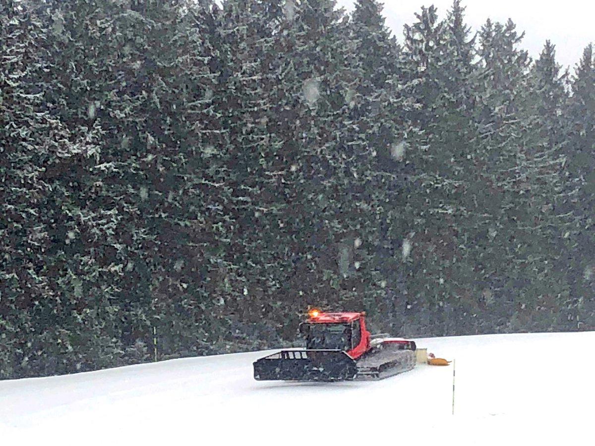 SkiliftWTB's tweet photo. Aufgestanden – und alles war wieder weiß!😍⛄
Bis zu 20 cm #Schnee könnten bis Montag fallen. ❄Und es wird nochmal richtig knackig kalt. Die Bedingungen sind wieder top! #skiliftkarussell #winterberg #wintersportarena #sauerland #wirliebendenwinter #aprilschnee #keinaprilscherz https://t.co/g0glqUPSQC