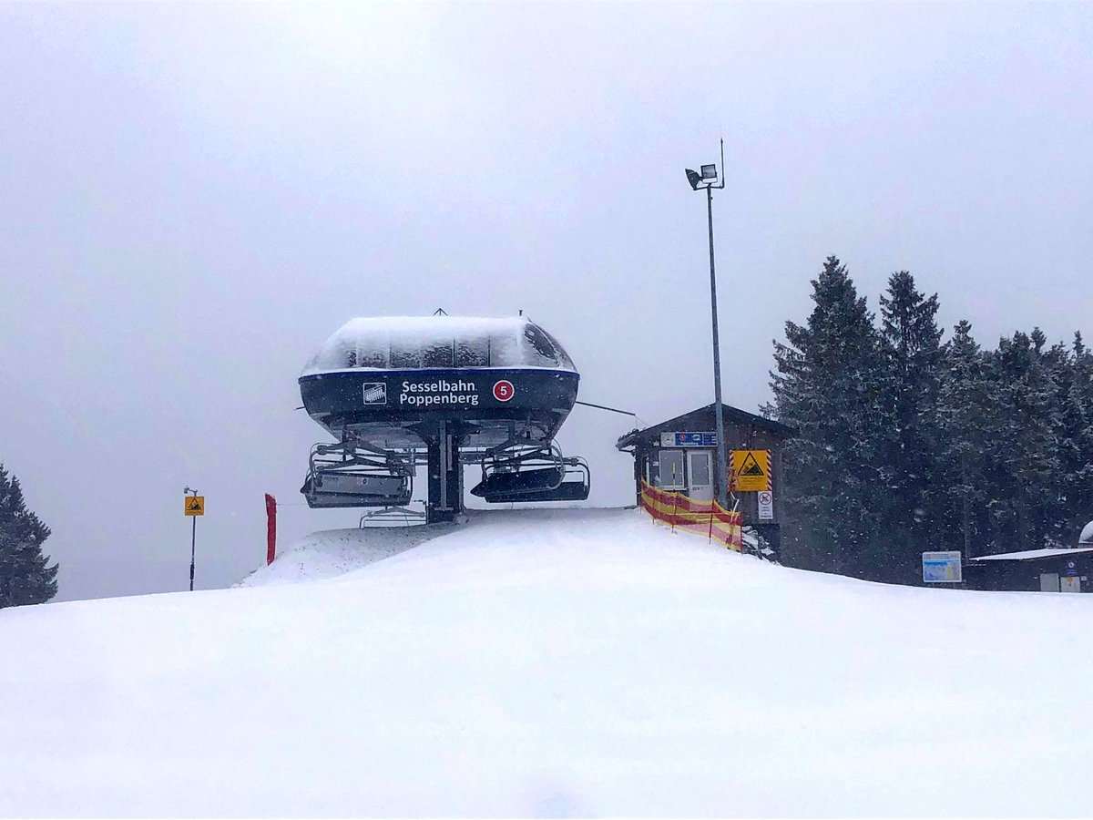 SkiliftWTB's tweet photo. Aufgestanden – und alles war wieder weiß!😍⛄
Bis zu 20 cm #Schnee könnten bis Montag fallen. ❄Und es wird nochmal richtig knackig kalt. Die Bedingungen sind wieder top! #skiliftkarussell #winterberg #wintersportarena #sauerland #wirliebendenwinter #aprilschnee #keinaprilscherz https://t.co/g0glqUPSQC
