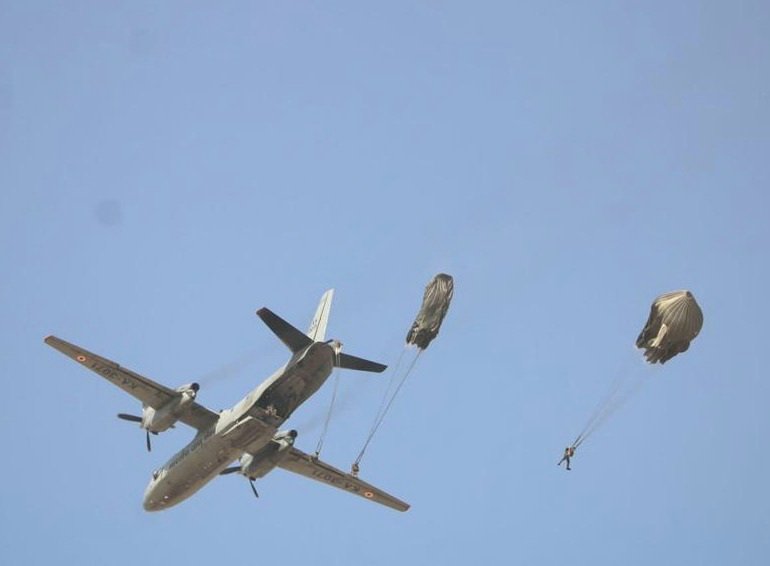 defencealerts's tweet photo. #IndianArmy conducted #AirborneExercise at #Pokaran to validate its Rapid Response capabilities along the Western Front. The Exercise included Combat Free Fall jumps with Guided Precision Aerial Delivery System #GPADS & battle drills in a simulated hostile Mechanised environment https://t.co/yVFi0T7L5V