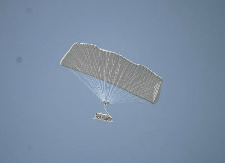 defencealerts's tweet photo. #IndianArmy conducted #AirborneExercise at #Pokaran to validate its Rapid Response capabilities along the Western Front. The Exercise included Combat Free Fall jumps with Guided Precision Aerial Delivery System #GPADS & battle drills in a simulated hostile Mechanised environment https://t.co/yVFi0T7L5V
