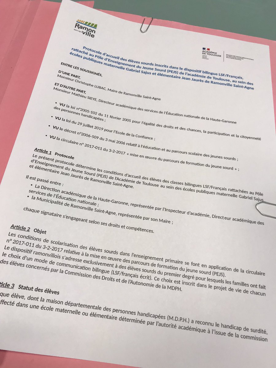 chlubac's tweet photo. Signature avec le #Dasen #HauteGaronne du Protocole d’accueil des élèves sourds inscrits dans le dispositif bilingue LSF/Français #PEJS #Toulouse au sein des écoles de @VilleRamonville 👌#Inclusion https://t.co/DCIHHUc44A