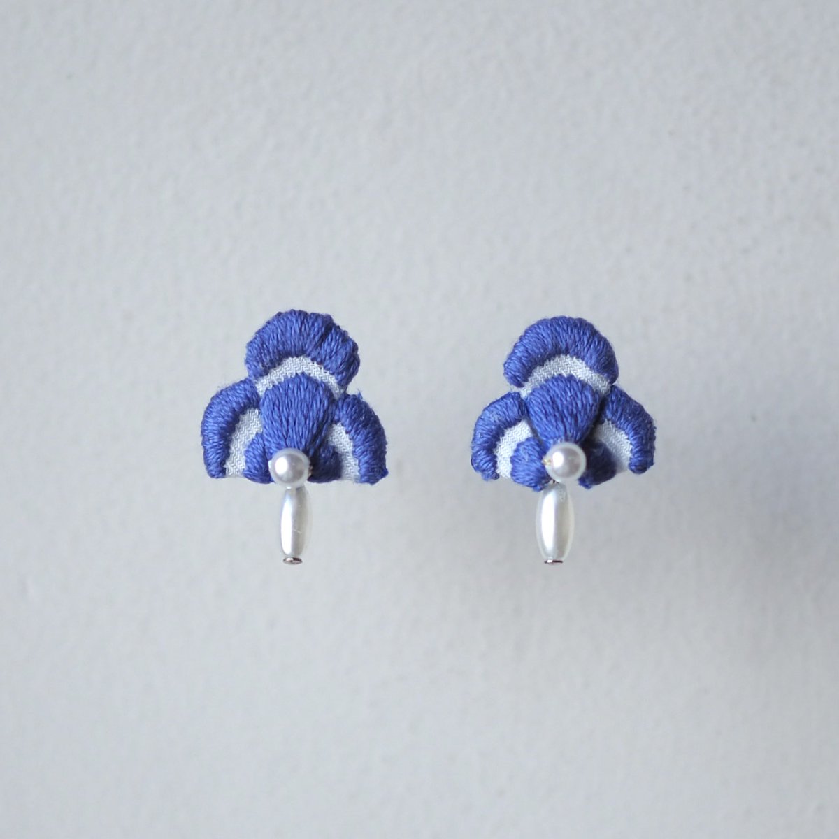 inori1102's tweet photo. 『Iris』

花言葉は「信じる心」
アイリスの瑞々しい生命力と青のつよさをアクセサリーで表現しました。
あわせてアクセサリーをつけた女の子を描きました。女の子のつけているアクセサリーは実際に刺繍やビーズでつくられています。

#ハンドメイドアクセサリー #刺繍 https://t.co/a8gy9gTbAV
