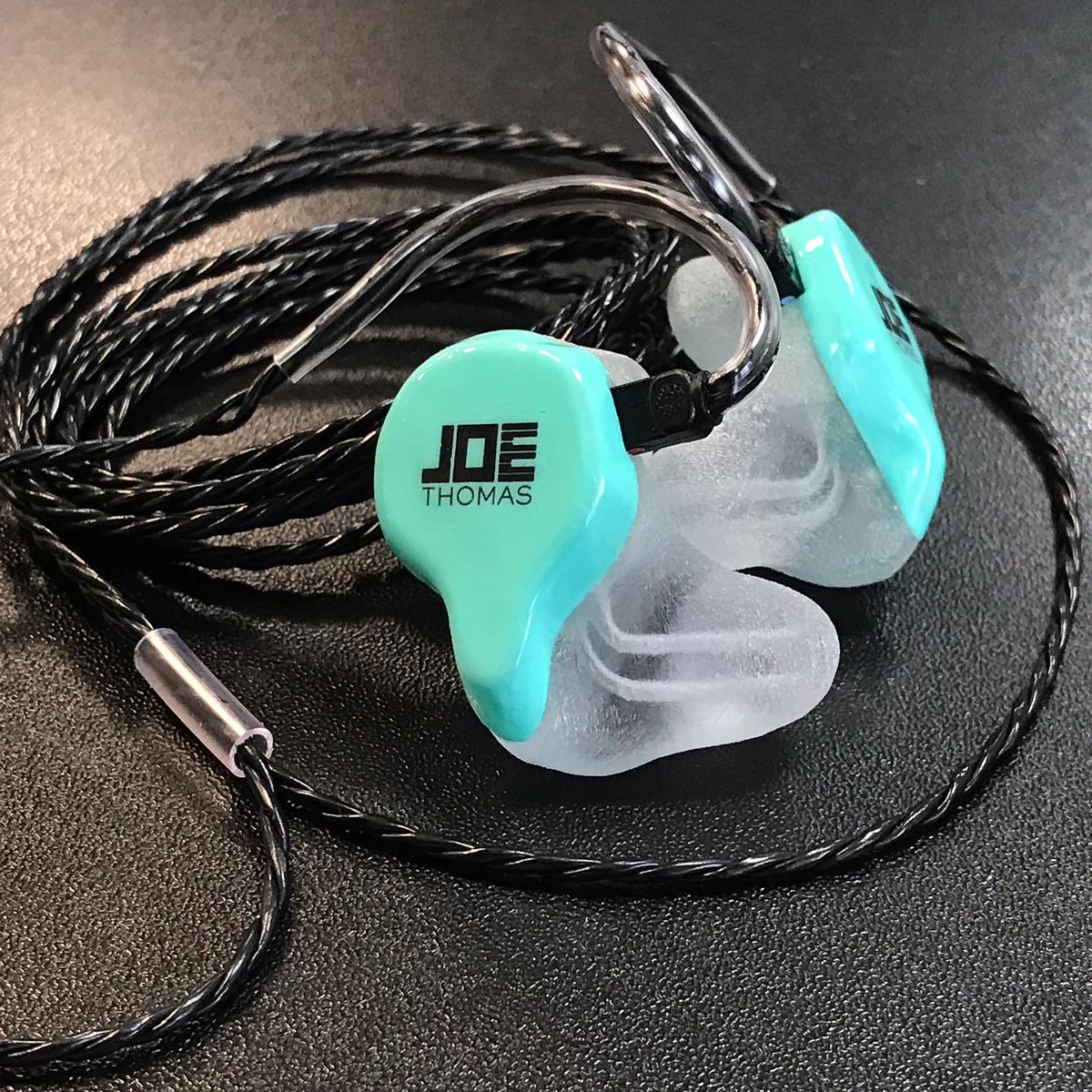 ReadAudio's tweet image. Absolutely loving these R303s in turquoise with this sweet and sharp logo. Hope you’re enjoying them Joe! Happy listening 👂