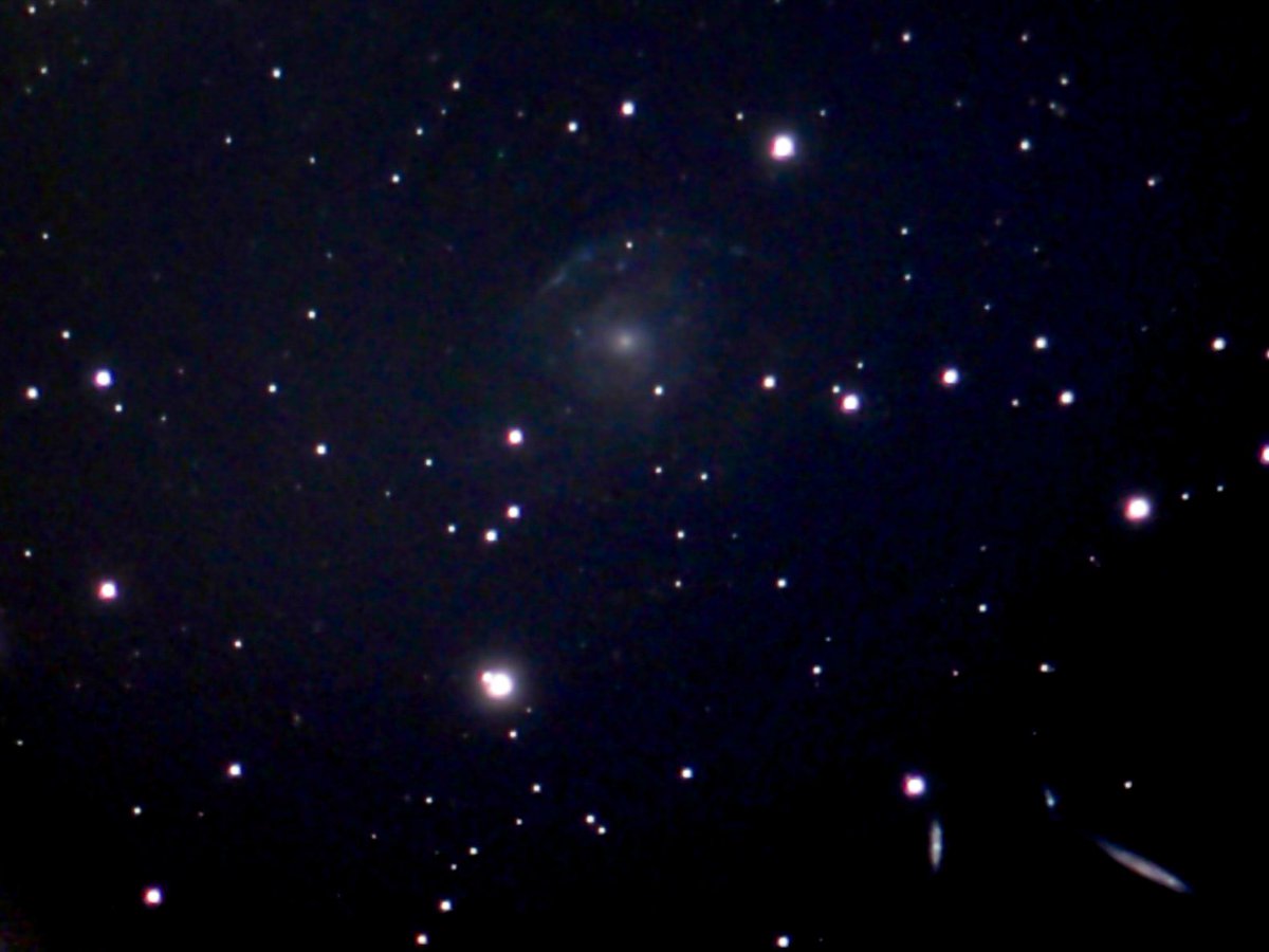 AstroMikeMerri's tweet photo. For last night’s non-#LockDownAstronomy with the @unistellar #eVscope, a look through passing clouds at the faint disturbed spiral galaxy NGC 2805 and its edge-on companions NGC 2814 and NGC 2820. https://t.co/WyzMlRzuTD