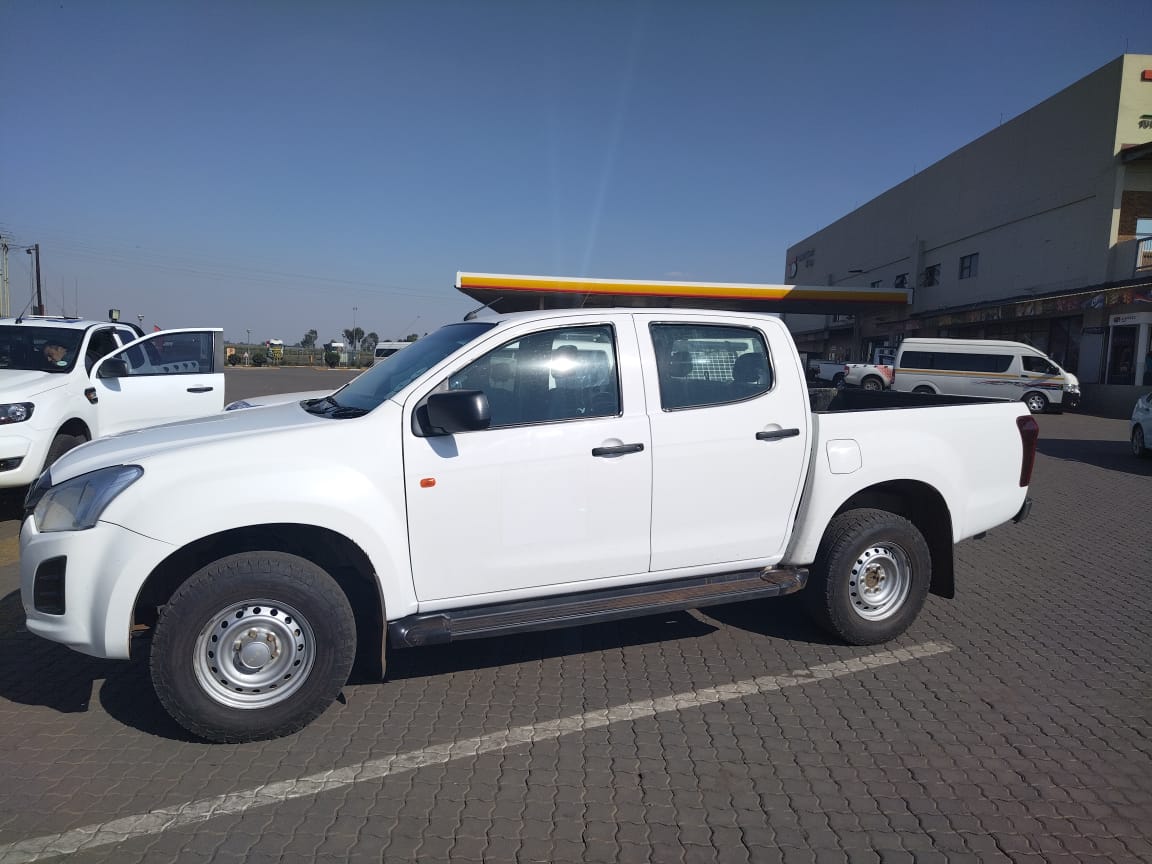 #sapsMP Two suspects, aged 37 and 39 are expected to appear at the Delmas District Court today for possession of a suspected stolen vehicle. They were arrested yesterday on the R50 Road by members of Delmas #SAPS. #TrioCrimes ME
saps.gov.za/newsroom/msspe…