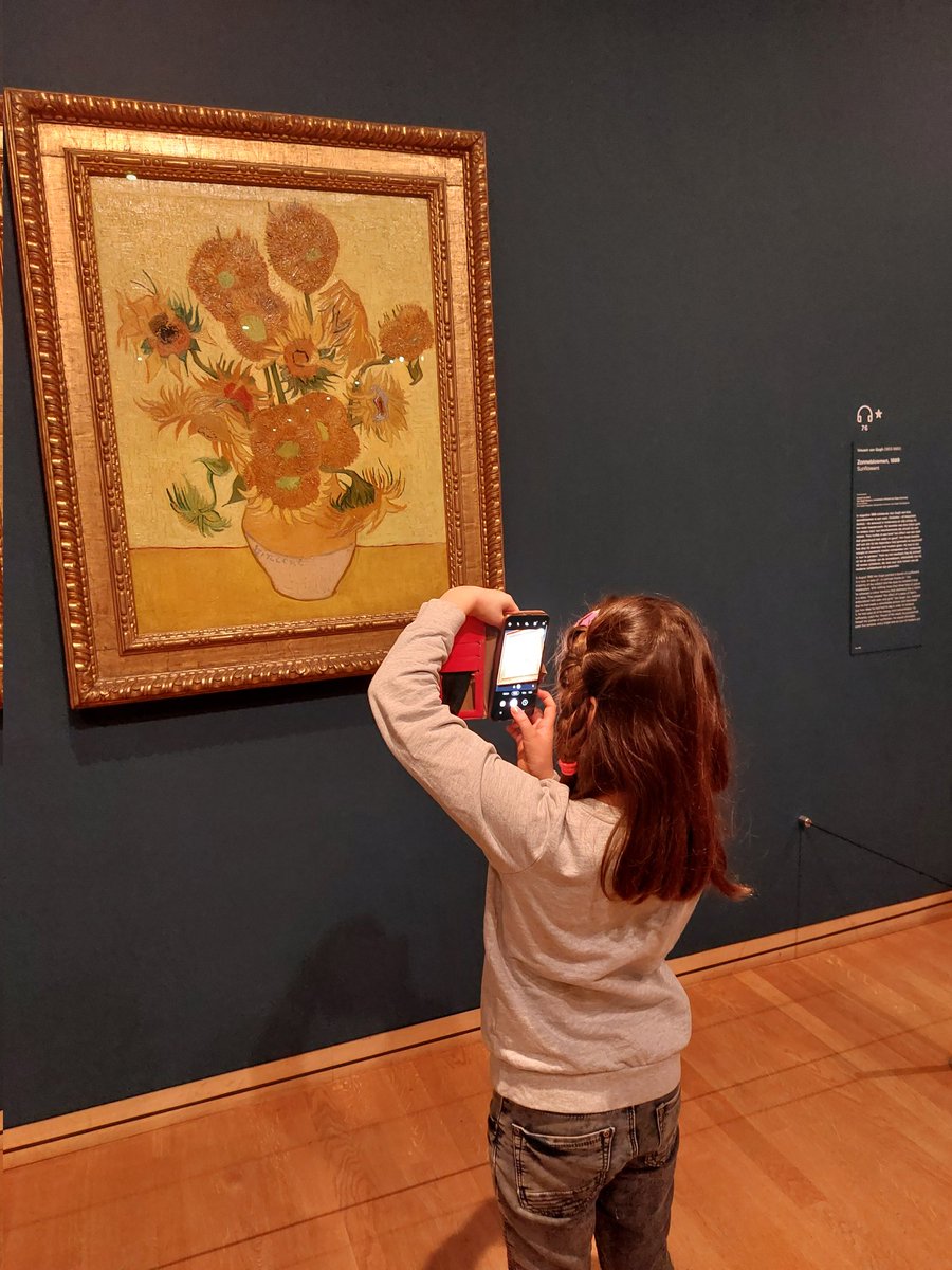Ninkey84's tweet photo. Mijn 8yo deed haar spreekbeurt over #vincentvangogh en ze heeft een goed! Zo trots op haar,  we zijn ervoor naar het @vangoghmuseum geweest,  ze maakte foto's en vertelde op school over zijn leven,  de schilderijen,  haar favoriet #aardappeleters en de stijl #postexpressionisme https://t.co/2kktuq0TJe