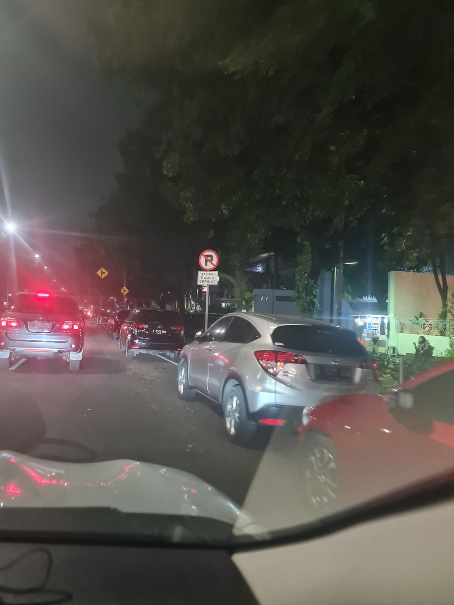 rizaratno's tweet photo. @DKIJakarta tlg ditertibkan sepanjang jalan kebonsirih terutama dpn cafe kawisari dipenuhi parkir liar sepanjang jalan, pdhal sdh jelas ada tanda dilarang parkir. Menyebabkan macet sampai dgn jalan thamrin dan h agus salim sabang https://t.co/FoQckxll6q