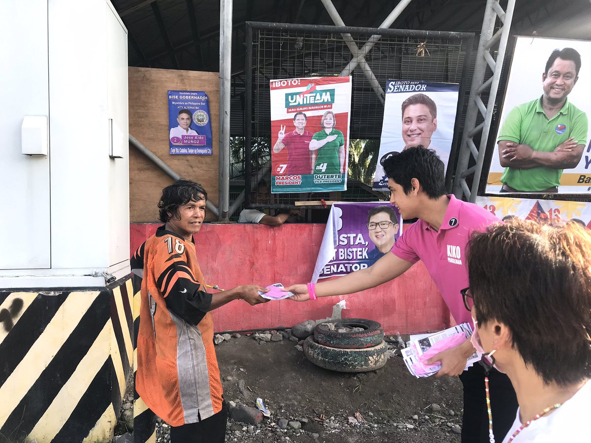 MissKayeBrier's tweet photo. Now. @donnypangilinan conducts house-to-house campaign for VP Leni Robredo and Sen. Kiko Pangilinan at Brgy. Tinago, Dumaguete City. @InqNational @inquirerdotnet https://t.co/SUQZN6wJ7j