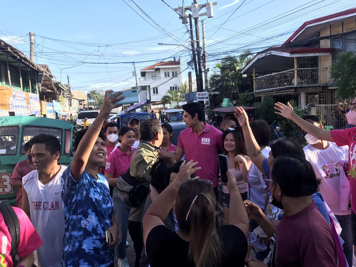 MissKayeBrier's tweet photo. Now. @donnypangilinan conducts house-to-house campaign for VP Leni Robredo and Sen. Kiko Pangilinan at Brgy. Tinago, Dumaguete City. @InqNational @inquirerdotnet https://t.co/SUQZN6wJ7j