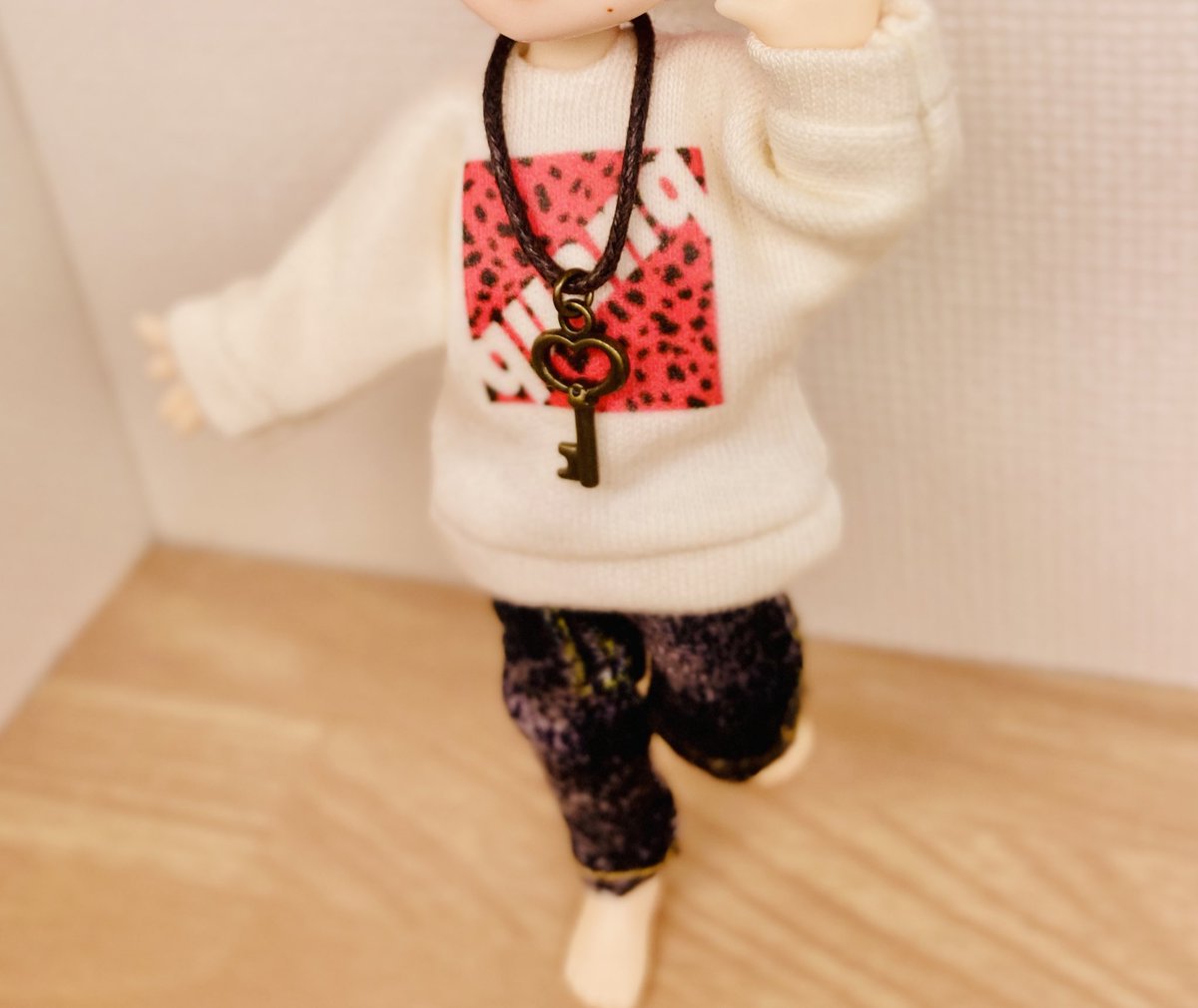 thousandoll's tweet photo. 報告が遅くなりましたが…
最近ご縁のあった素敵なお洋服、やっと着せられました！
ありがとうございます🙏💦

スウェット👕:
ちゃのん様(@muimuimakemyday)

プリントパンツ👖:
PRANK様(@PRA13507723)

ネックレス🗝:
やこ様(@yakorako1995) https://t.co/HOzBIXEN66