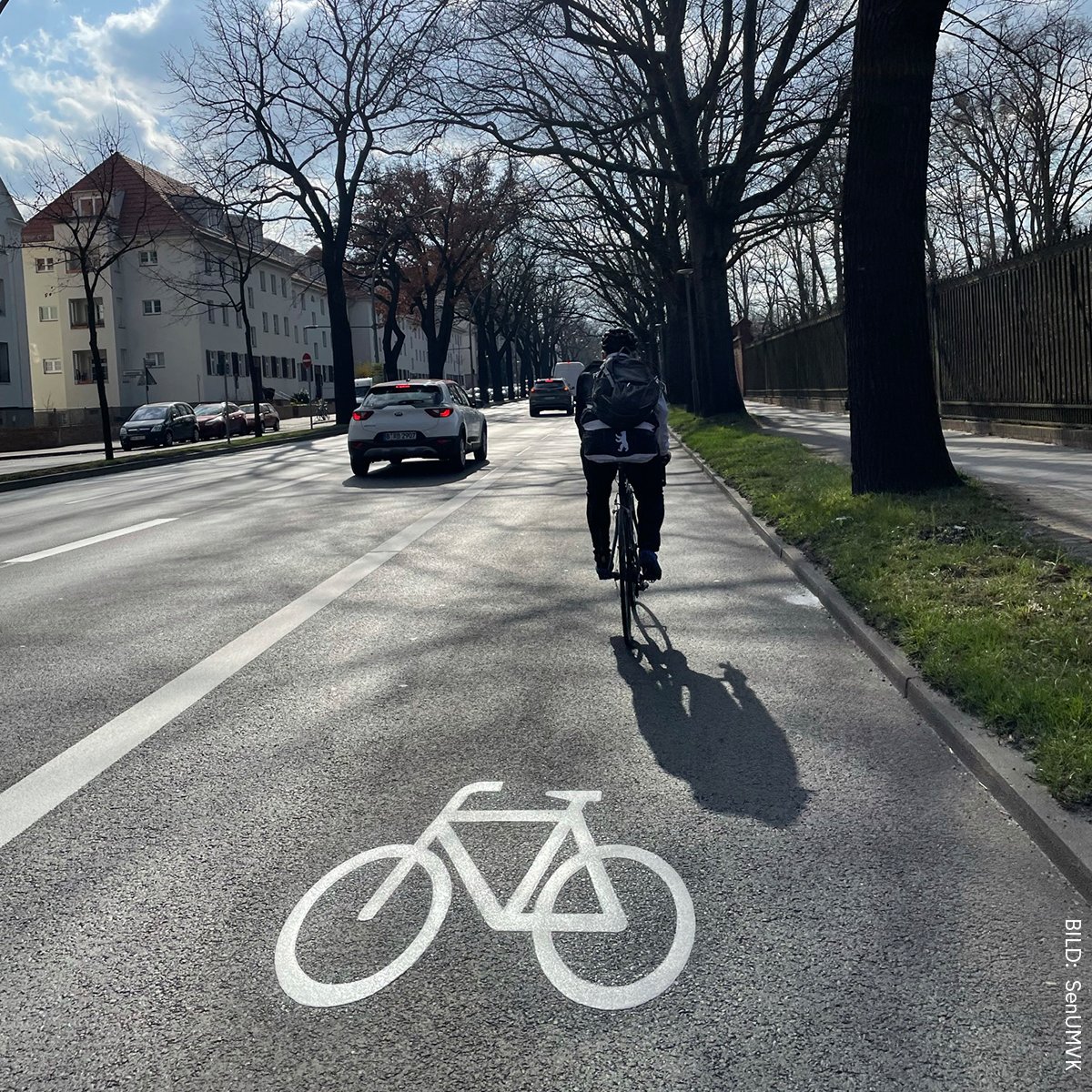 SenMVKUBerlin's tweet photo. #UnterdenEichen hat das @basz_berlin stadtauswärts einen neuen #Radfahrstreifen markiert 🚲💚. Der breite Radfahrstreifen macht das #Radfahren sicherer, entlastet den #Gehweg und ist für den #Busverkehr freigegeben, sodass auch Busse hier zügig vorankommen 🚌. #Mobilitätswende https://t.co/XxUhcvKTp4