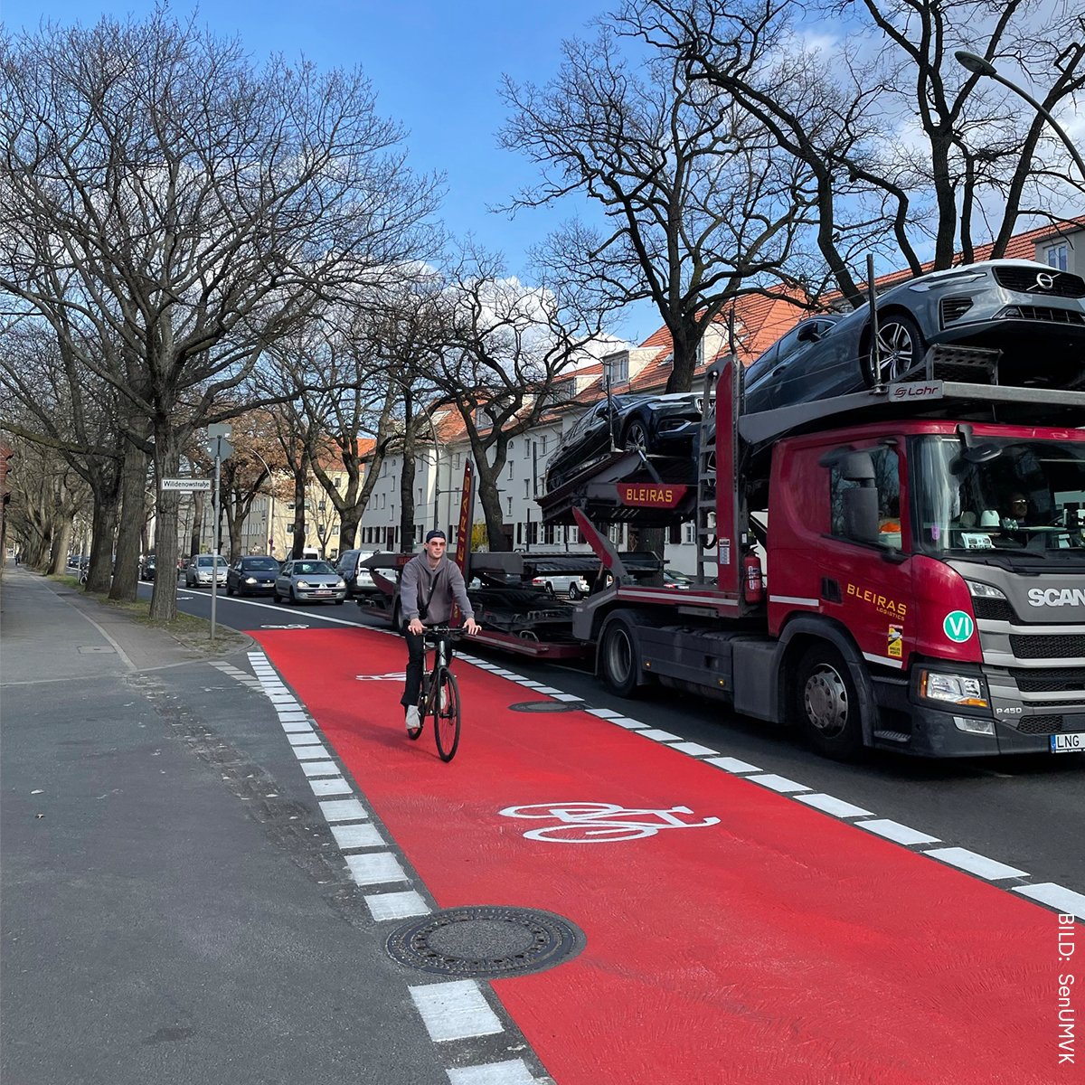 SenMVKUBerlin's tweet photo. #UnterdenEichen hat das @basz_berlin stadtauswärts einen neuen #Radfahrstreifen markiert 🚲💚. Der breite Radfahrstreifen macht das #Radfahren sicherer, entlastet den #Gehweg und ist für den #Busverkehr freigegeben, sodass auch Busse hier zügig vorankommen 🚌. #Mobilitätswende https://t.co/XxUhcvKTp4