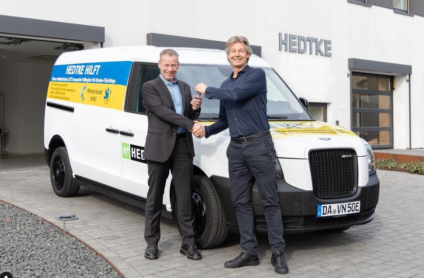 LEVC_Germany's tweet photo. Unser Partner, das Autohaus Hedtke, unterstützt die Aktion „Weiterstadt hilft!“ Der #VN5 Transporter wurde in den Farben der Ukraine gebrandet und ist im Hilfsgüter-Transporteinsatz für die  Kriegsflüchtlinge. Tolle Aktion!

#standwithukraine #levc #elektromobilität https://t.co/FjGIZCnEl1