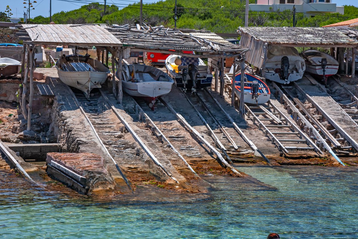 💙 Formentera es mar, cultura y tradición,🤗 como la de proteger las barcas de los pescadores en los "escars" o embarcaderos de la isla. #ElTurismodelFuturo