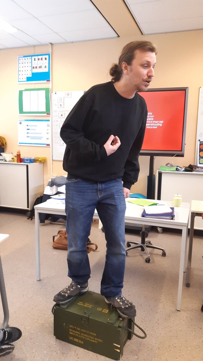 AmyvanSon's tweet photo. De docenten opperde een schooluniform, als voorbeeld dragen ze allemaal een spijkerbroek met een zwarte trui. Tim is heel toevallig in 'Uniform'. #DeWat #Debat @ZOZplatform
Even een vraag tussendoor Tim...
'Wat zijn drugs?' 😅😂 https://t.co/OUlVc4Hxsg